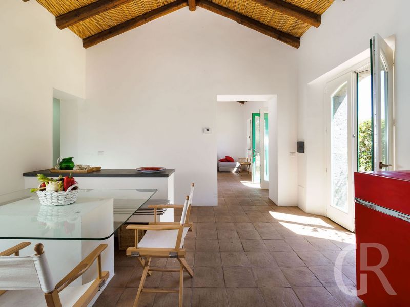 villa-nerello-esstisch.jpg