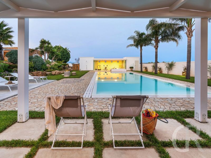villa-pietra-del-sole-blick-auf-den-pool.jpg