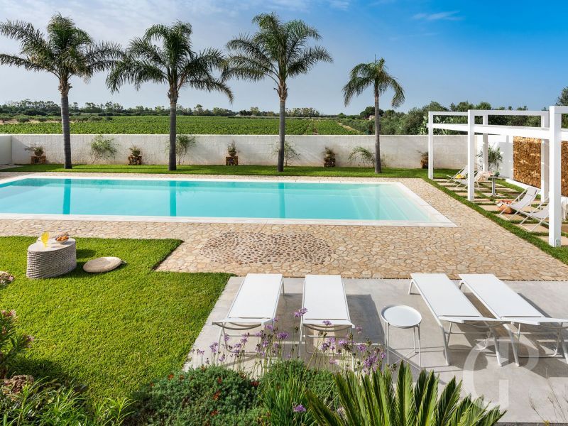 villa-pietra-del-sole-pool-mit-sonnenliegen.jpg