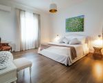 villa-pietra-del-sole-schlafraum-mit-weissem-doppelbett.jpg