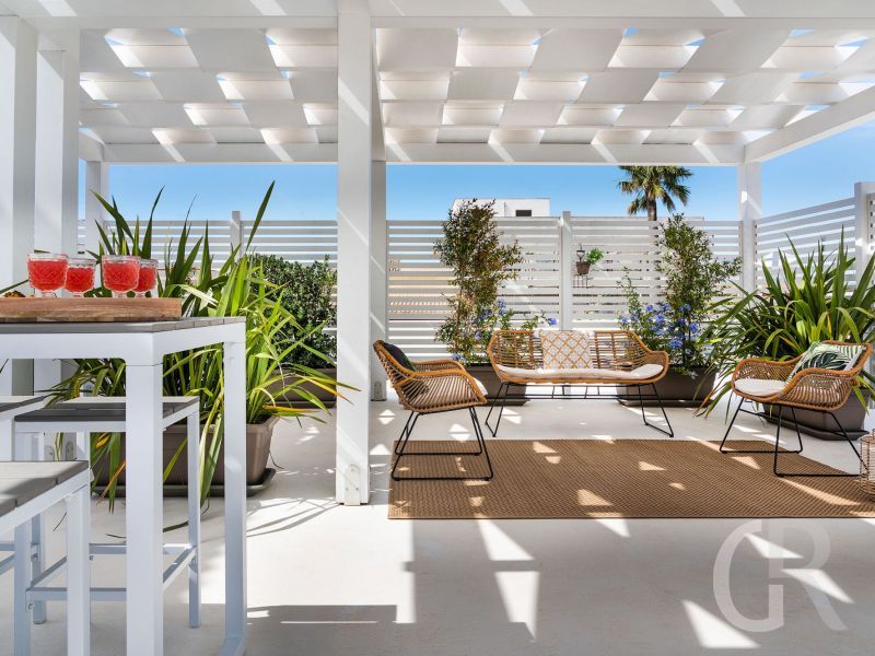villa-pietra-del-sole-villa-pietra-del-sole-wunderbare-atmosphaere-auf-der-veranda.jpg