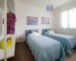 villa-pietra-del-sole-zwei-blaue-einzelbetten.jpg