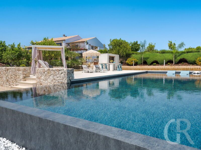 villa-pigna-blue-pool-mit-sonnenliegen.jpg