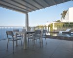 villa-salina-essplatz-auf-der-terrasse-mit-meerblick.jpg