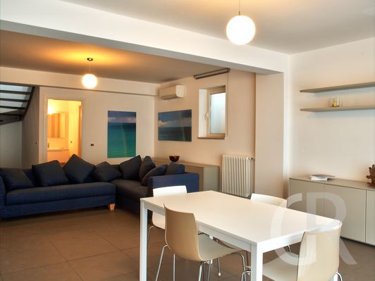 villa-salina-esszimmer-mit-blick-auf-die-sitzecke.jpg