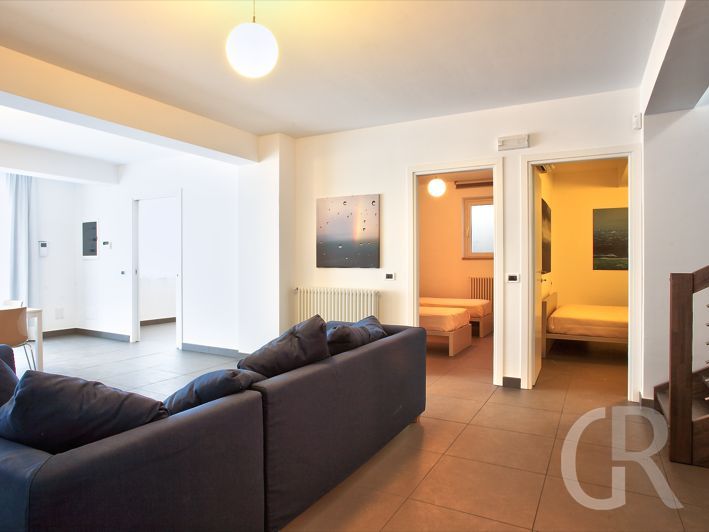villa-salina-wohnzimmer-mit-gemuetlichem-sofa.jpg