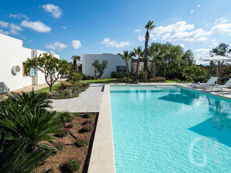 villa-salinella-pool-mit-sonnenliegen.jpg