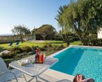 villa-salinella-pool-mit-tisch.jpg