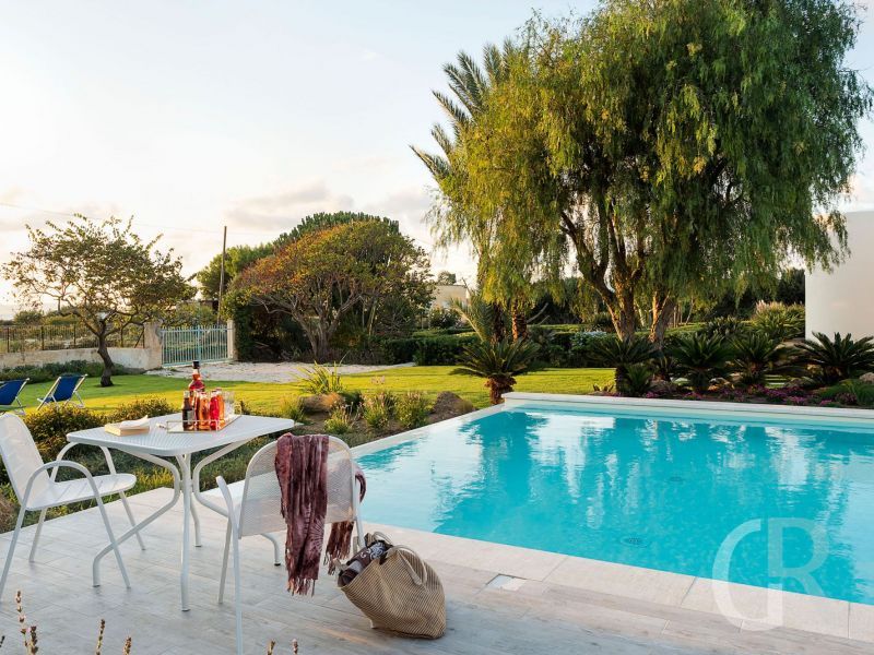 villa-salinella-schwimmbad-mit-tisch.jpg