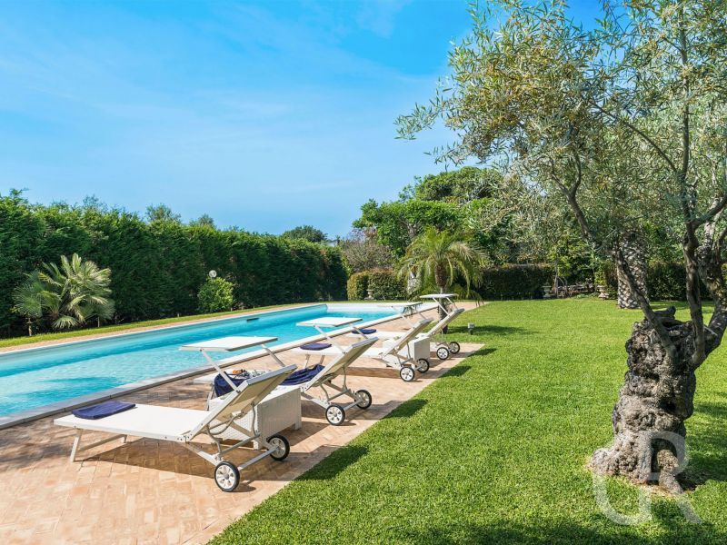 villa-saracina-schwimmbad-und-garten.jpg