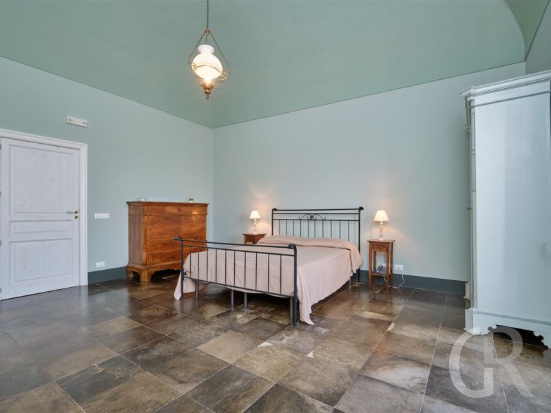 villa-scifazzo-kommode-im-schlafzimmer.jpg