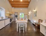 villa-scifazzo-kueche-mit-esstisch.jpg