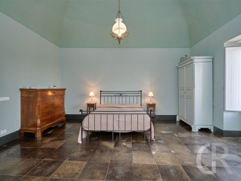 villa-scifazzo-schlafbereich-mit-grossem-bett.jpg