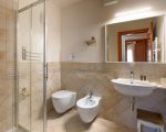 villa-tangi-badezimmer-mit-dusche.jpg