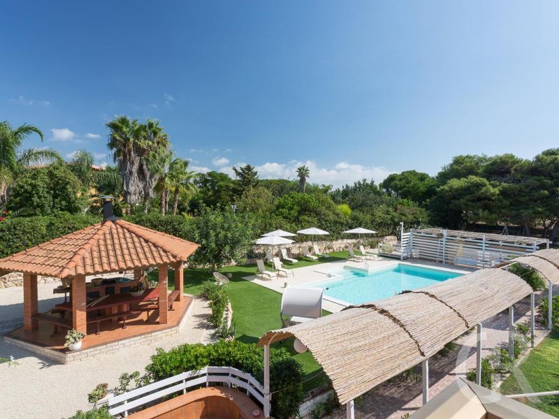 villa-timparosa-blick-auf-dem-garten.jpg