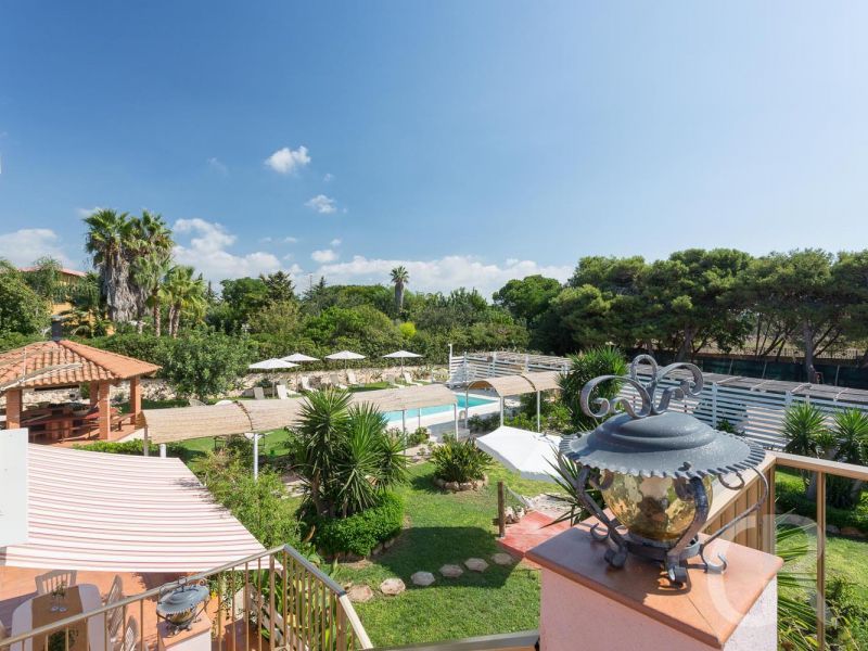 villa-timparosa-garten-mit-pool.jpg