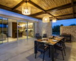 villa-trifilla-ueberdachte-terrasse-mit-blick-seitlich-zum-haus.jpg