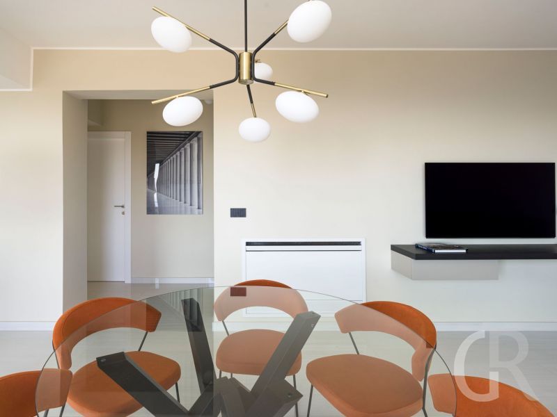 villa-zagara-runder-esstisch-und-tv.jpg