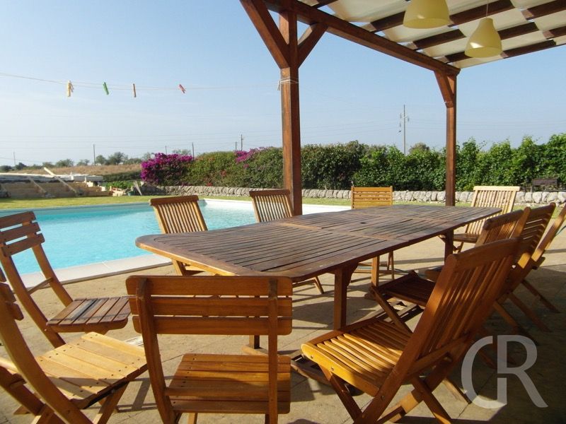 ferienhaus-aurora-sitzgruppe-am-pool.jpg