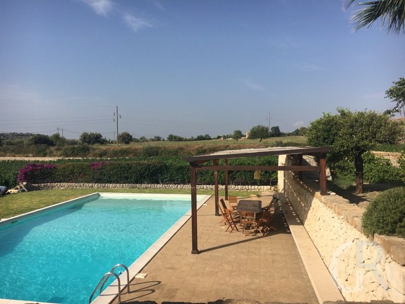 ferienhaus-avola-grosser-pool.jpg