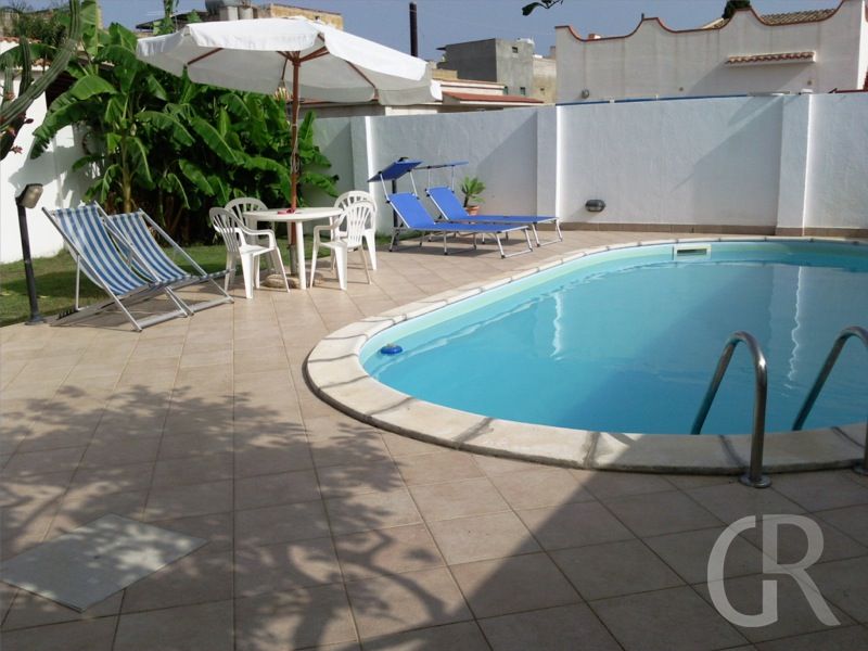 schoener-pool-mit-sonnenliegen-und-sonnenschirm.jpg