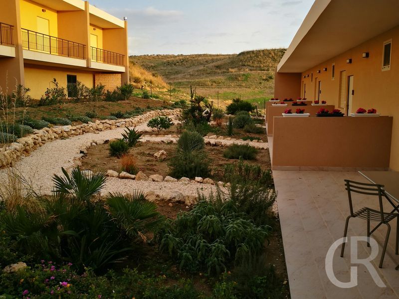 ferienhaus-luna-minoica-terrasse-und-kleiner-garten.jpg