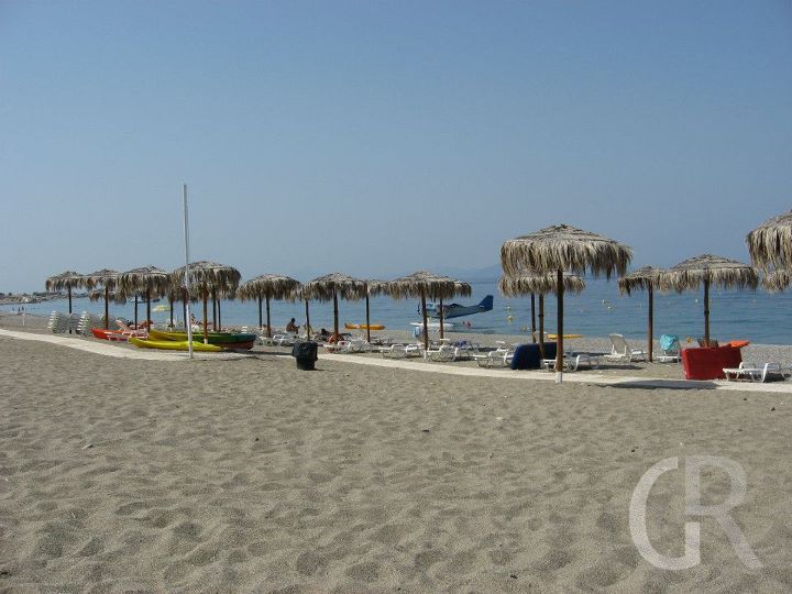 ferienwohnung-san-giorgio-strand-mit-sonnenschirmen.jpg