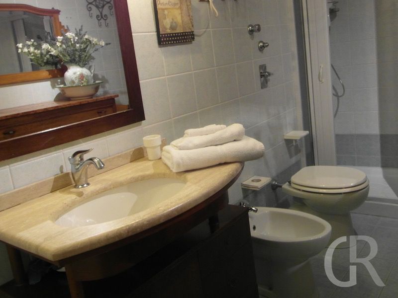 ferienwohnung-silvio-badezimmer-mit-waschbecken.jpg
