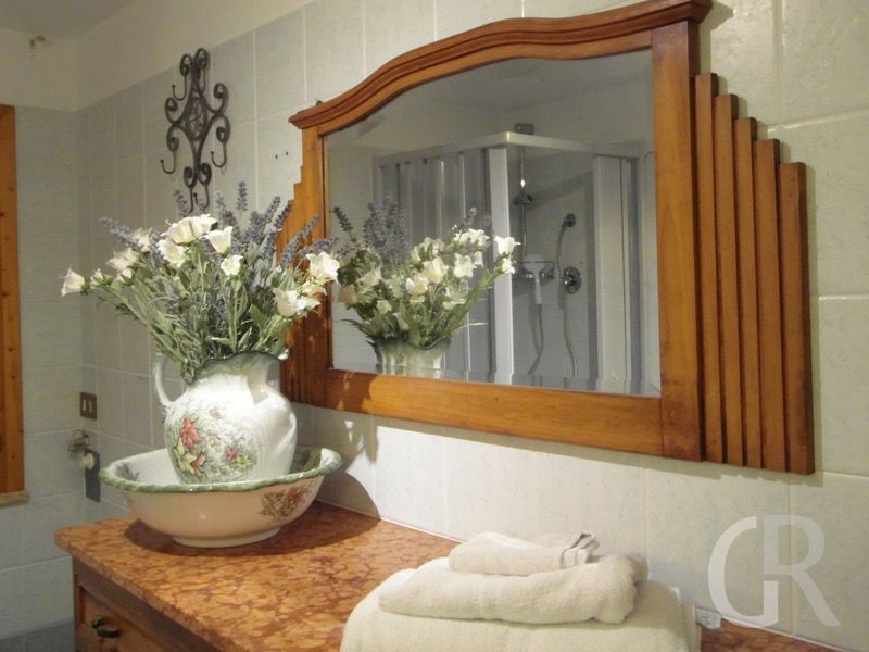 ferienwohnung-silvio-alte-kommode-im-schlafzimmer.jpg