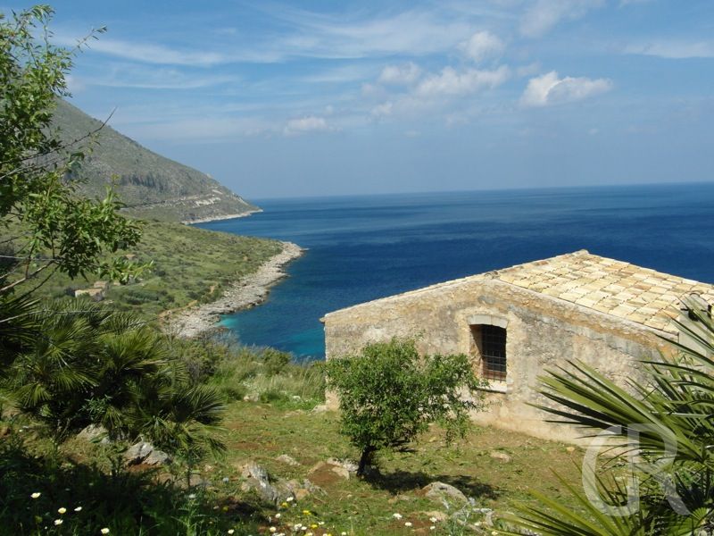 lo-zingaro-zerfallene-haeuser-reiche-natur-und-blaues-meer-was-will-man-mehr.JPG