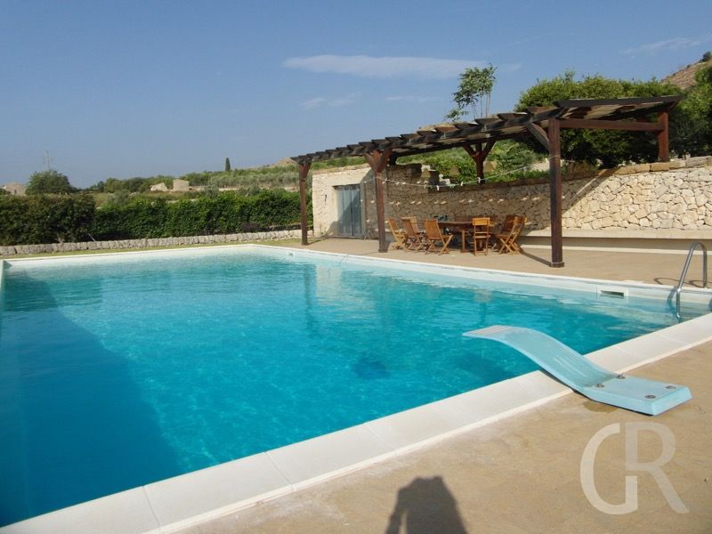 ferienhaus-aurora-pool-mit-sprungbrett.jpg