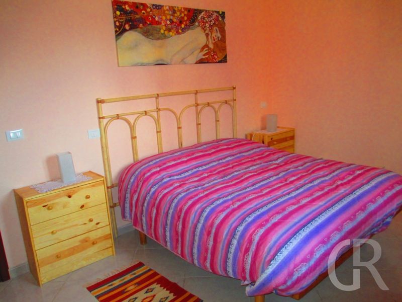 ferienwohnung-anita-schlafzimmer-mit-grossem-bett.JPG