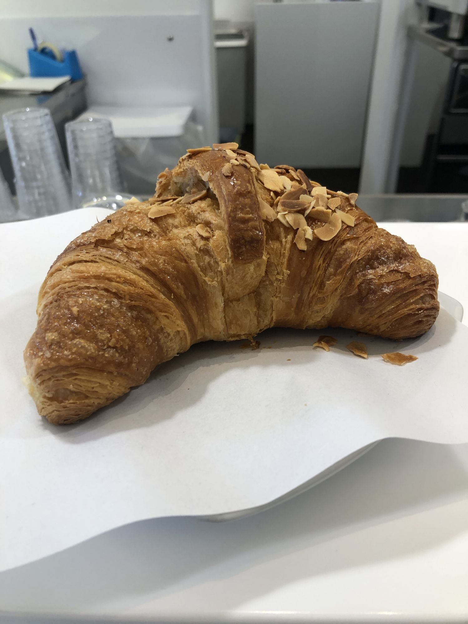 cornetto-con-pasta-di-mandorla