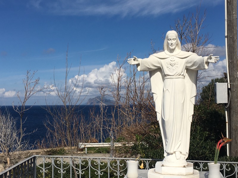 altar-an-der-abgebrochenen-strasse