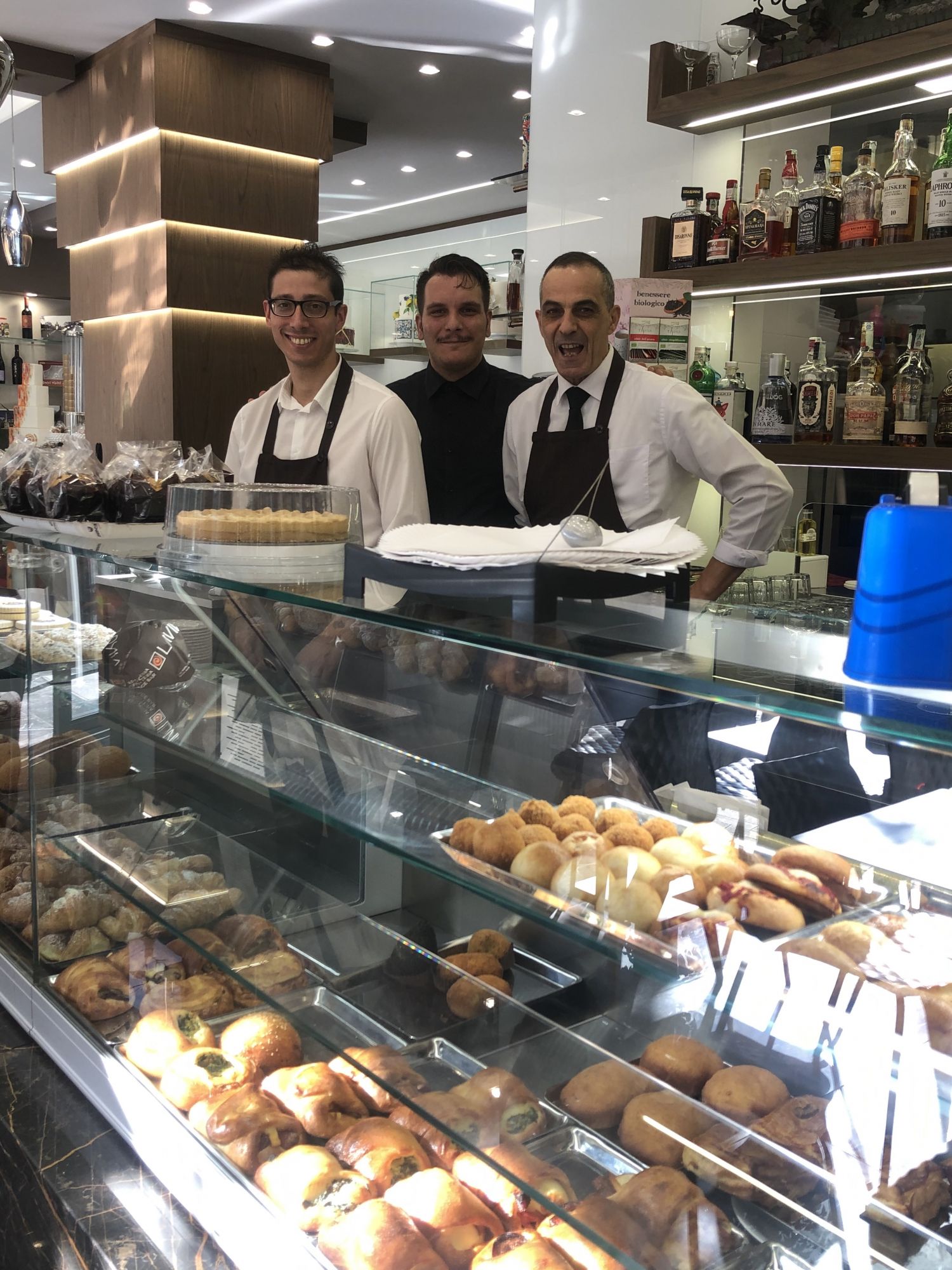 acireale-pasticceria-laviko-mit-koestlichkeiten