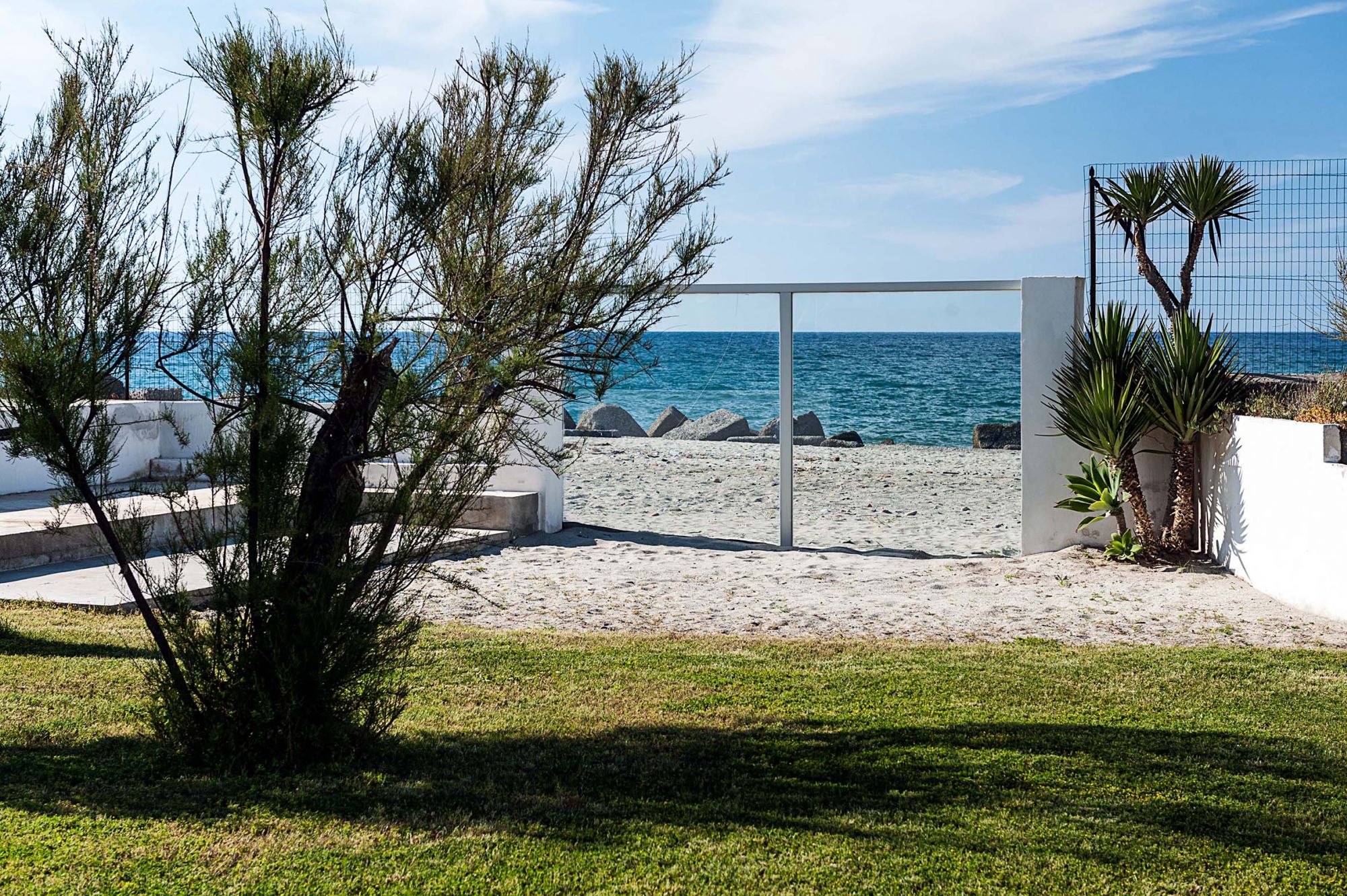 ferienvilla-blick-zum-meer-vom-garten