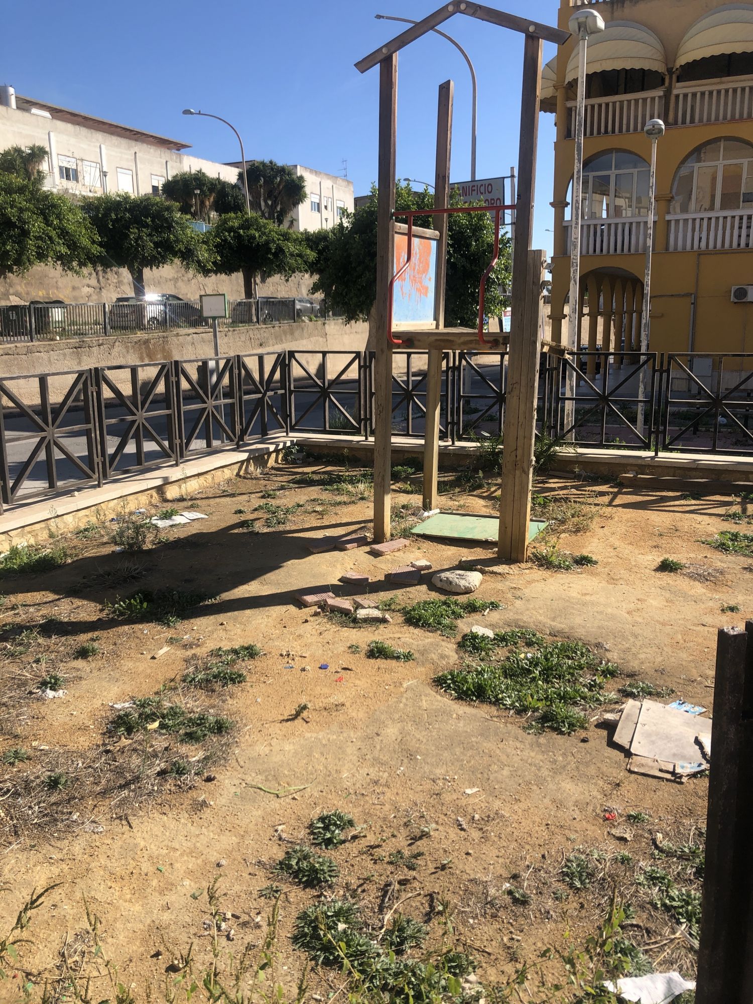 muell-auf-einem-spielplatz