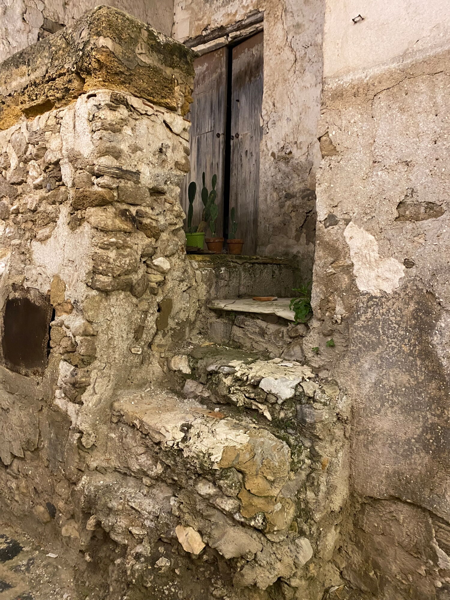 alte-treppe-und-frisches-gruen-in-siculiana