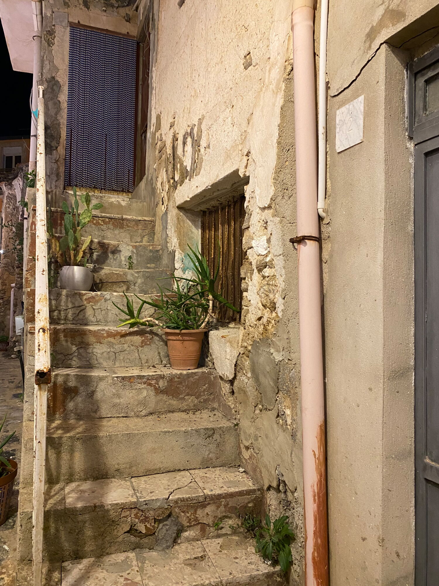 blumenschmuck-auf-der-alten-treppe-in-siculiana