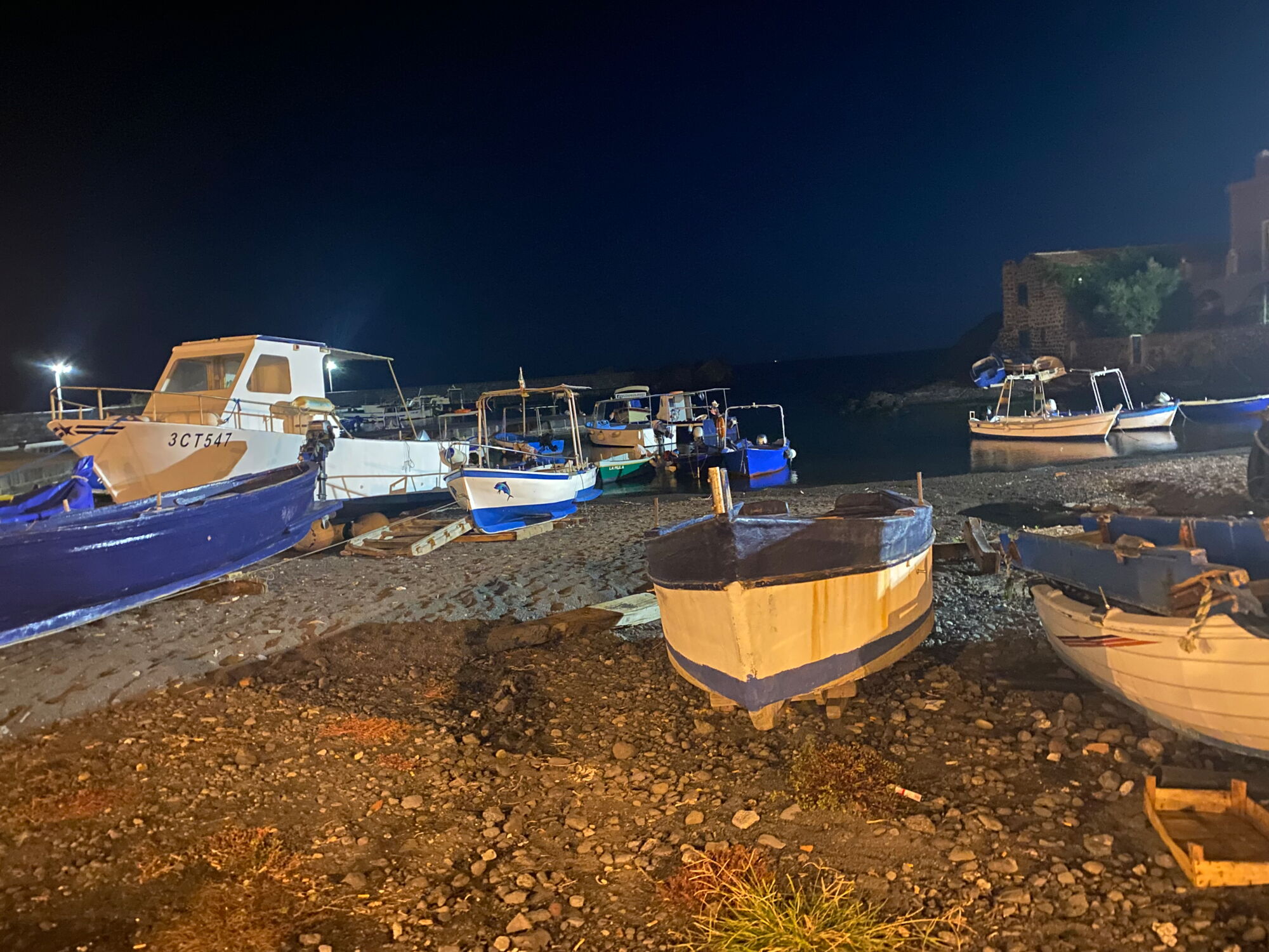 pozzillo-hafen-am-abend