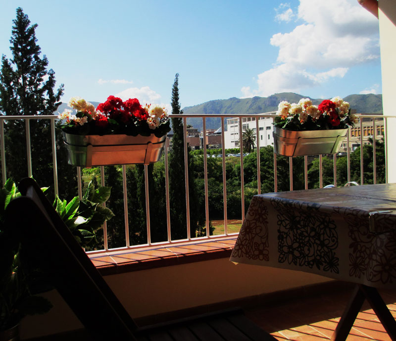 ferienwohnung-anita-balkon-mit-blick-auf-die-huegel-vor-palermo