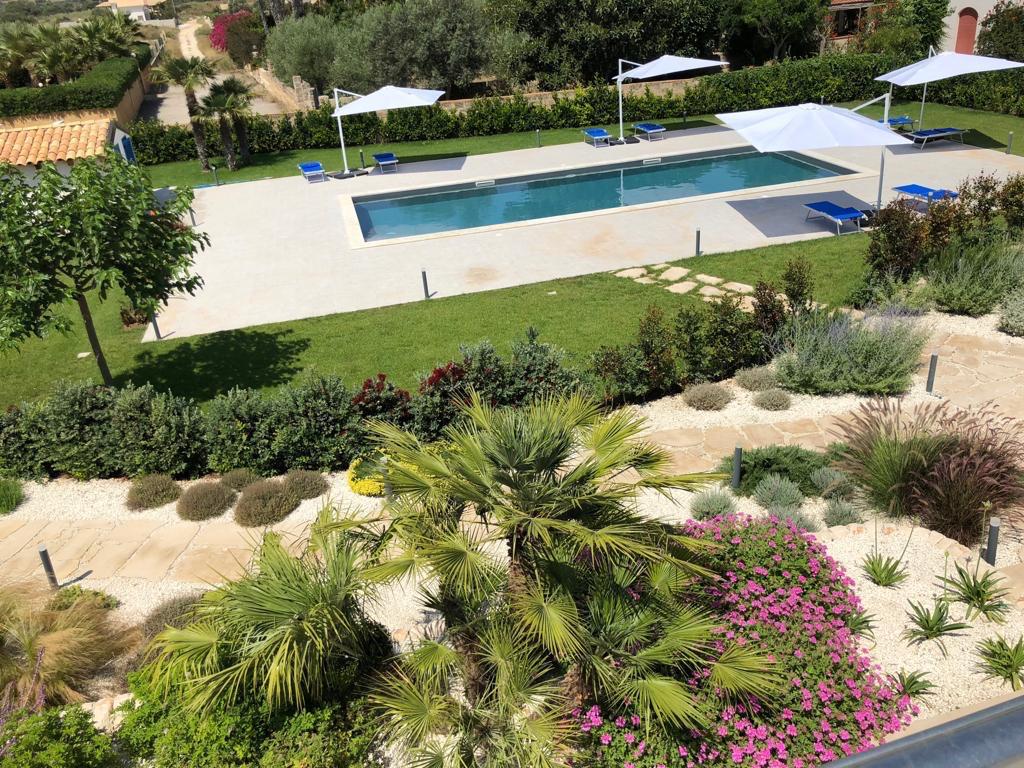 ferienwohnung-cecilia-blick-auf-den-pool-und-garten
