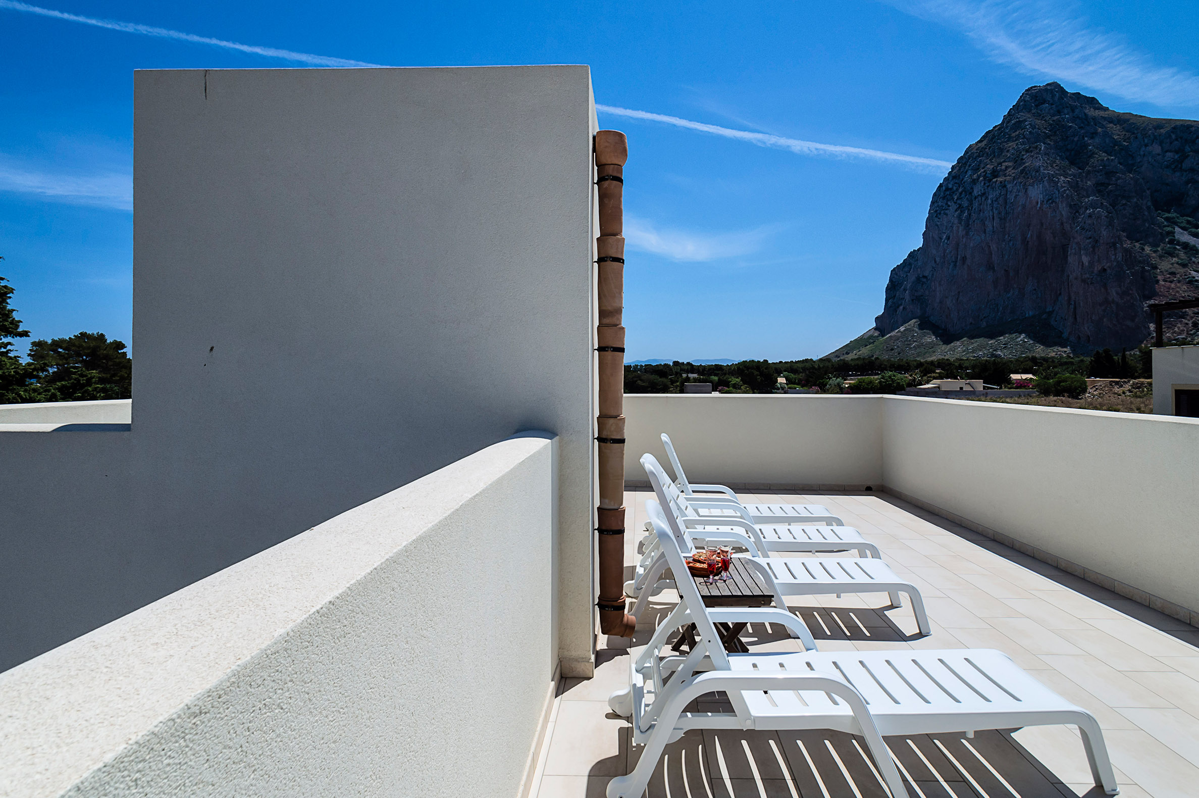 liegestuehle-auf-der-dachterrasse