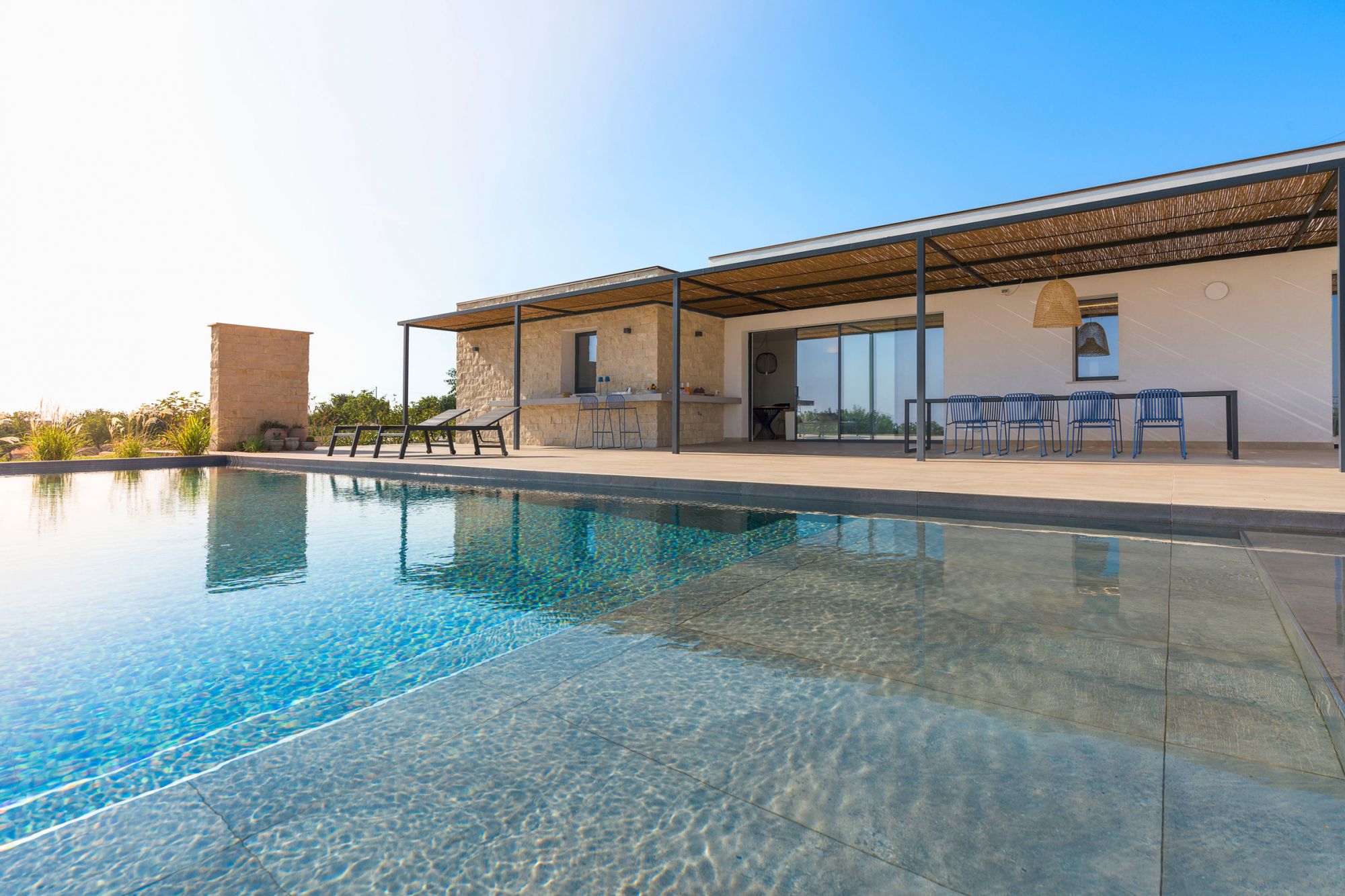 villa-passo-salina-blick-auf-pool-und-villa