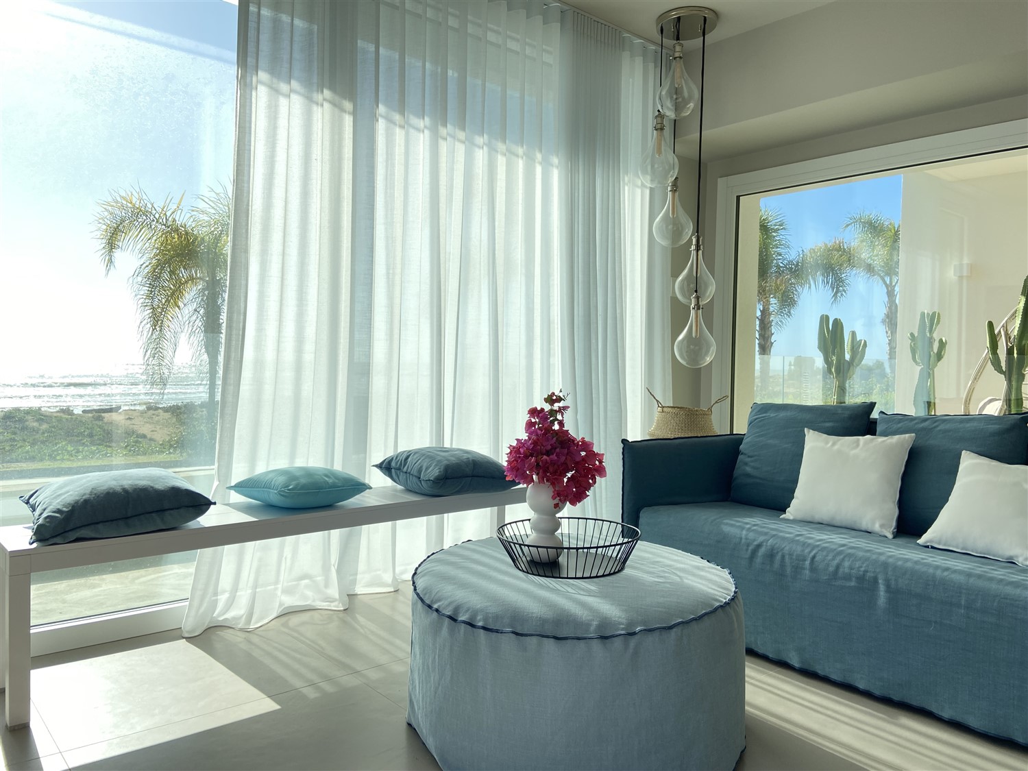 ferienwohnung-socrate-gemuetliches-sofa