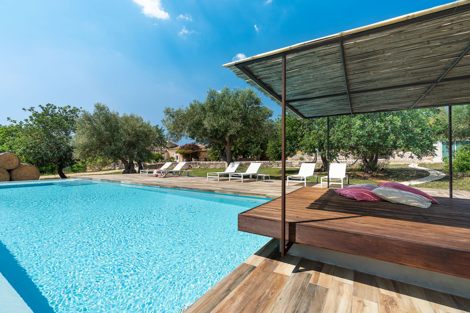 ferienhaus-dimora-pura-blick-auf-den-pool