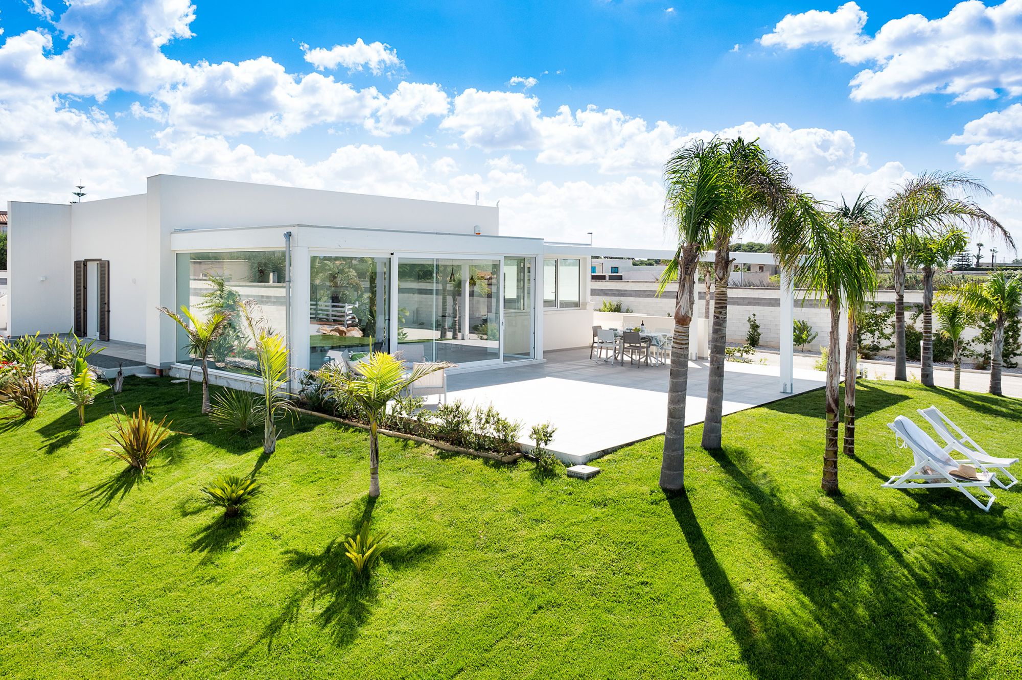 casa-diantha-blick-vom-garten-auf-das-haus