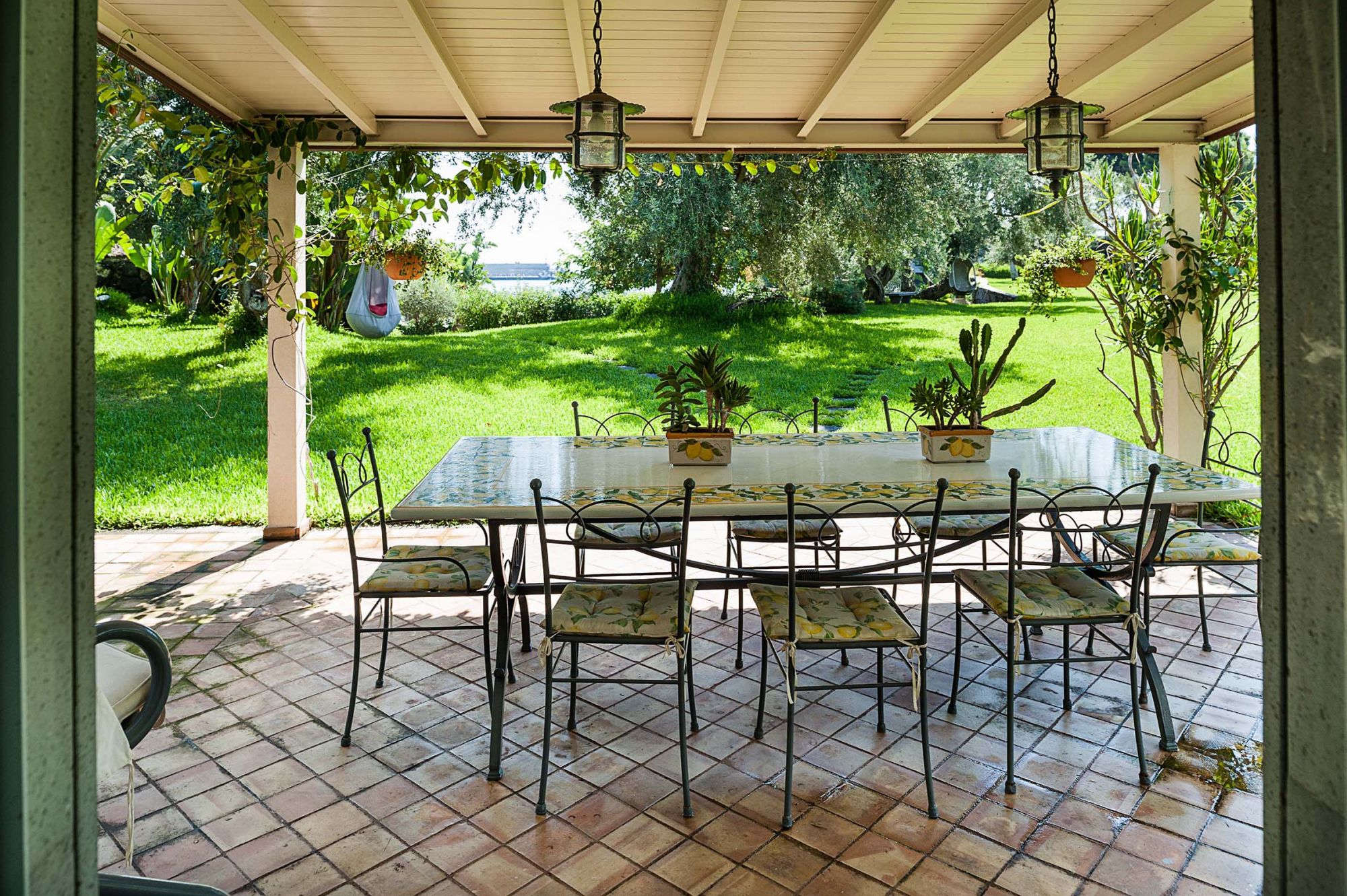 casetta-ueberdachte-terrasse