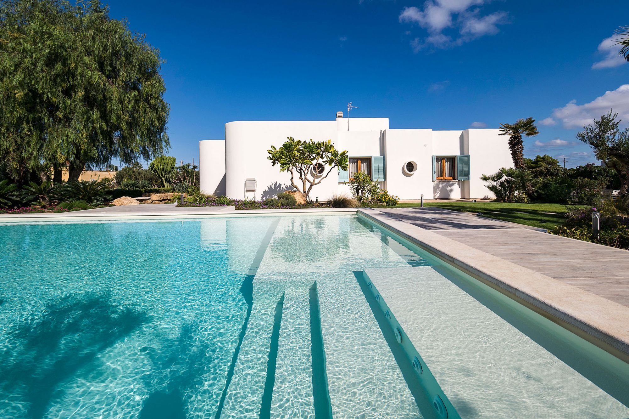 villa-salinella-eingang-zum-pool